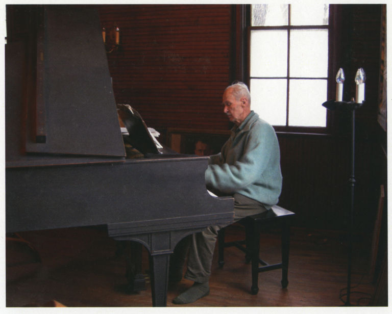 Artschwager playing the piano at home Hudson New York.Courtesy of Gagosian Gallery Artschwager: l’altra via del Pop