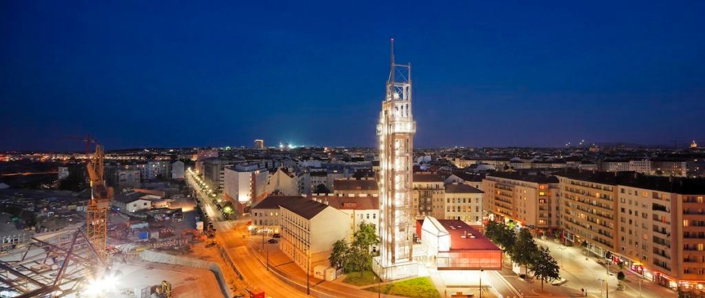 Mentre in Italia c’è La Giornata del Contemporaneo, a Vienna si festeggia  la Notte dei Musei. Godendosi un “Bahnorama” mozzafiato:  una torre per guardare la città da 40 metri d’altezza