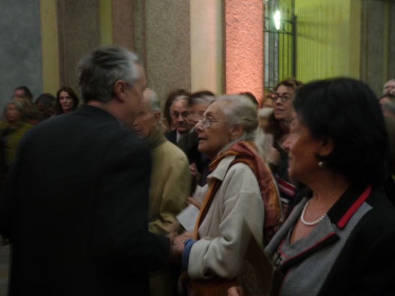 Boeri spiega alla gente che... deve farsi la coda Tutti pazzi per Costantino! Ore in coda per assicurarsi l’accesso alla preview della mostra che celebra, a Milano, l’anniversario dell’Editto