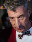 Cattelan Maurizio Cattelan regala a Milano il suo dito medio, ovvero il suo L.O.V.E.. Si balla in Piazza Affari con Manolo e la sua orchestra: foto e video del party più kitsch dell’anno