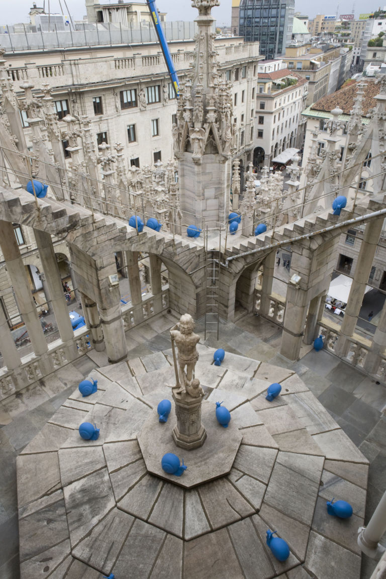 Cracking Art Group REgeneration Duomo di Milano 1 Lumache blu in processione sulla terrazza del Duomo di Milano. Inquinamento e global warming non c’entrano: trattasi di raccolta fondi firmata Cracking Art
