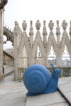 Cracking Art Group REgeneration Duomo di Milano 2 Lumache blu in processione sulla terrazza del Duomo di Milano. Inquinamento e global warming non c’entrano: trattasi di raccolta fondi firmata Cracking Art