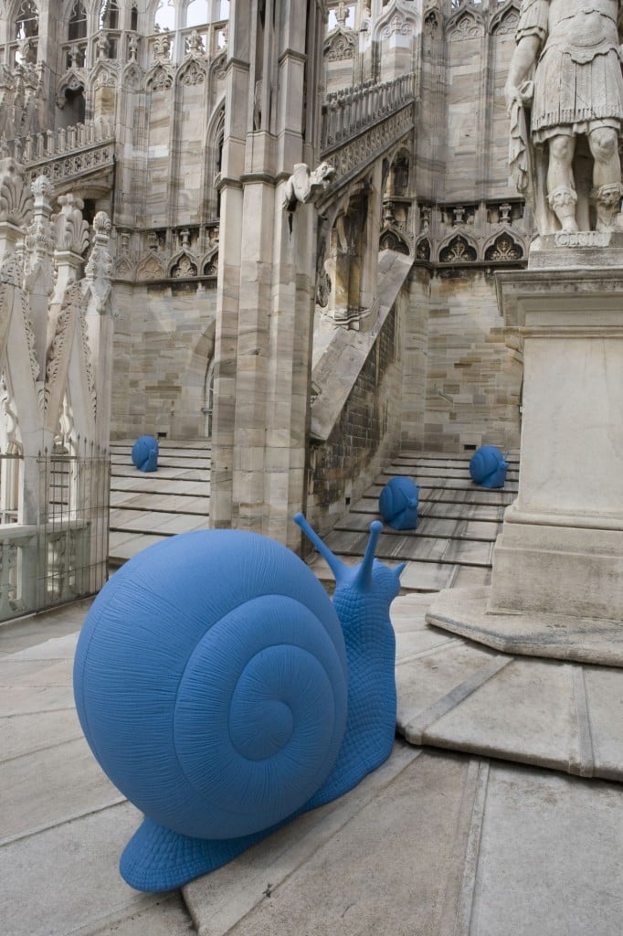 Lumache blu in processione sulla terrazza del Duomo di Milano. Inquinamento e global warming non c’entrano: trattasi di raccolta fondi firmata Cracking Art