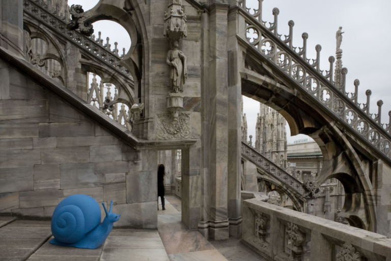 Cracking Art Group REgeneration Duomo di Milano 4 Lumache blu in processione sulla terrazza del Duomo di Milano. Inquinamento e global warming non c’entrano: trattasi di raccolta fondi firmata Cracking Art