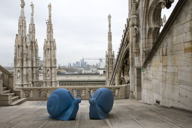 Cracking Art Group REgeneration Duomo di Milano 5 Lumache blu in processione sulla terrazza del Duomo di Milano. Inquinamento e global warming non c’entrano: trattasi di raccolta fondi firmata Cracking Art