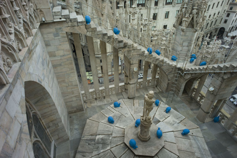 Cracking Art Group REgeneration Duomo di Milano 6 Lumache blu in processione sulla terrazza del Duomo di Milano. Inquinamento e global warming non c’entrano: trattasi di raccolta fondi firmata Cracking Art