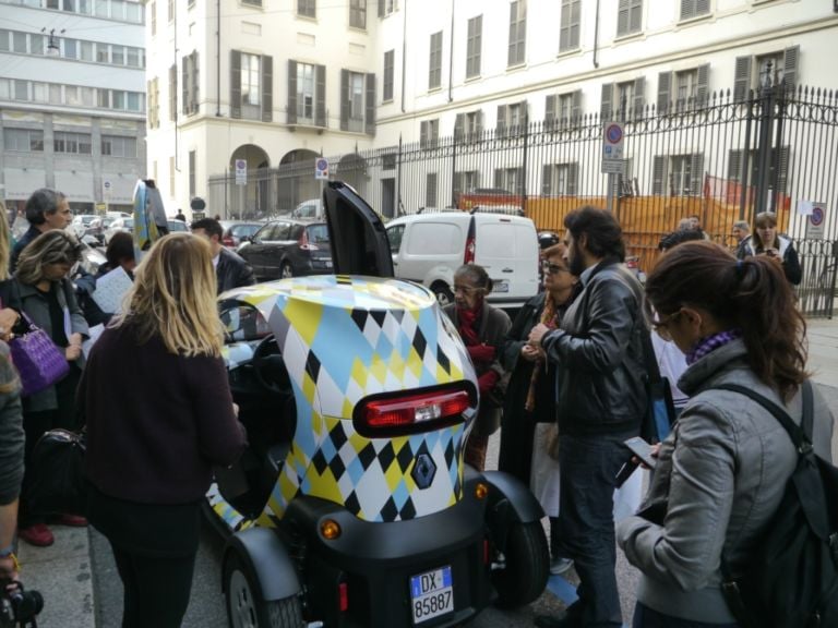 Curiosità attorno a Twizy Picasso a quattro ruote: ecco una livrea d'artista per Renault Twizy. La disegna Paolo Gonzato, pensando ad Arlecchino