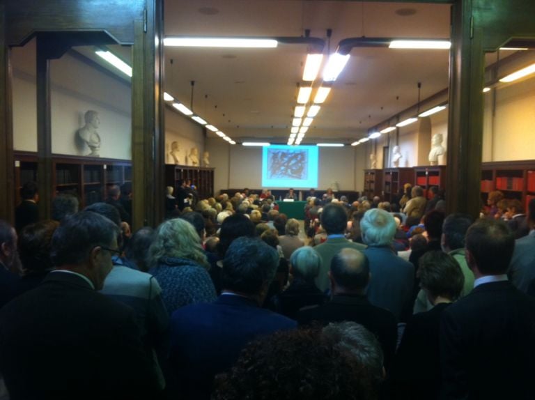 Folla da stadio alla conferenza inaugurale Un Ponte verso l’arte. Foto e video da Bassano del Grappa, che al Museo Civico mette in mostra il meglio del collezionismo italiano del Novecento