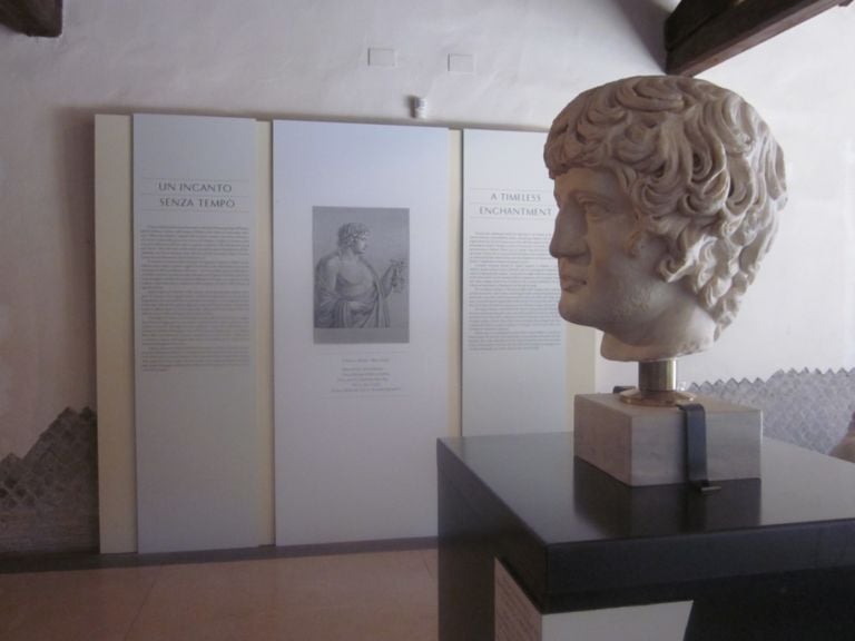 Francesco Vezzoli Self portrait as Hemperor Hadrian Loving Antinous Villa Adriana Tivoli 13 Avete presente l’opera simbolo di Francesco Vezzoli per la Giornata del Contemporaneo? L’artista (sotto forma di Antinoo) la presenta proprio a Villa Adriana. Foto e video qui