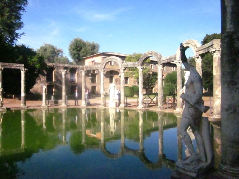 Francesco Vezzoli Self portrait as Hemperor Hadrian Loving Antinous Villa Adriana Tivoli 4 Avete presente l’opera simbolo di Francesco Vezzoli per la Giornata del Contemporaneo? L’artista (sotto forma di Antinoo) la presenta proprio a Villa Adriana. Foto e video qui