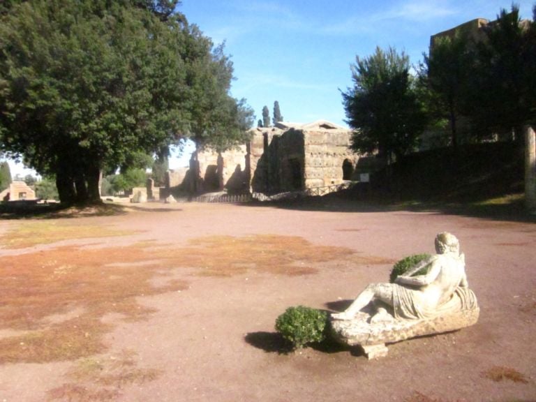 Francesco Vezzoli Self portrait as Hemperor Hadrian Loving Antinous Villa Adriana Tivoli 6 Avete presente l’opera simbolo di Francesco Vezzoli per la Giornata del Contemporaneo? L’artista (sotto forma di Antinoo) la presenta proprio a Villa Adriana. Foto e video qui