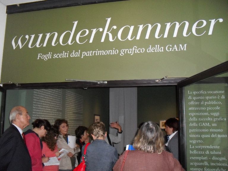 Gam Wunderkammer Surprise alla Gam di Torino. Il nuovo ciclo espositivo parte con il ’68 secondo Ugo Nespolo, mentre la giovane ricerca torinese di Vitrine ospita Paola Anziché