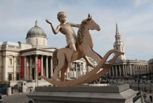 London Updates: che ci fa un bimbo su un cavallo a dondolo a Trafalgar Square? Chiedetelo a Elmgreen & Dragset. Contesi tra il Fourth Plinth Programme e Victoria Miro