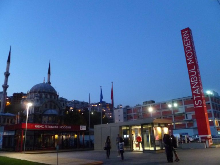 Ingresso dellIstanbul Modern All’Istanbul Modern risorge l’antica via della Seta