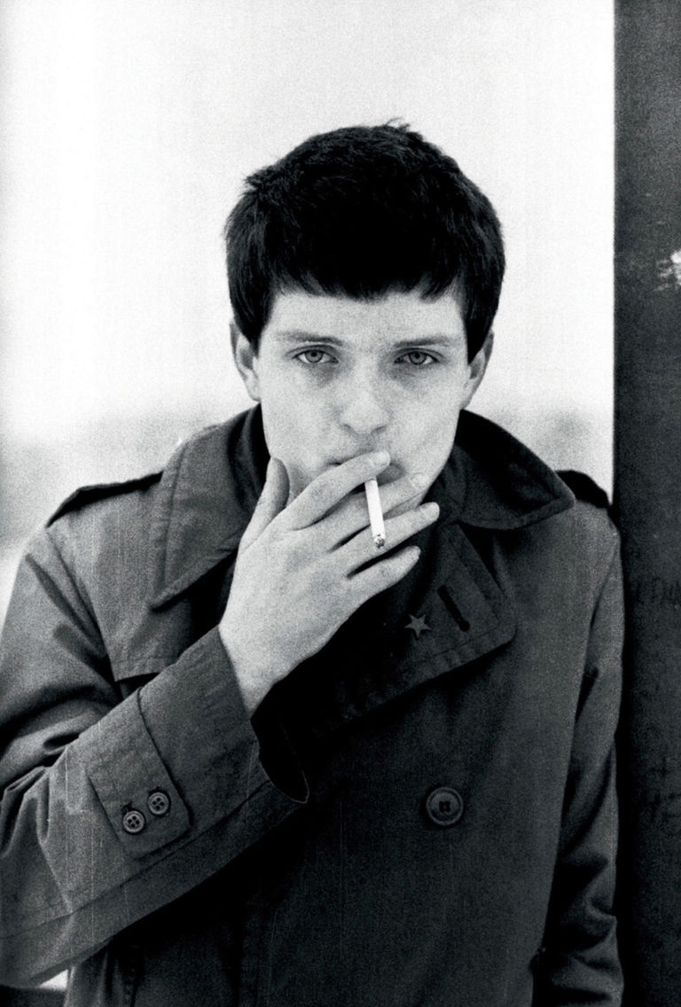 Kevin Cummins sound and vision from Manchester Ian Curtis 1979 Courtesy of Galleria ONO Arte contemporanea. @ Kevin Cummins Icone rock sotto i portici