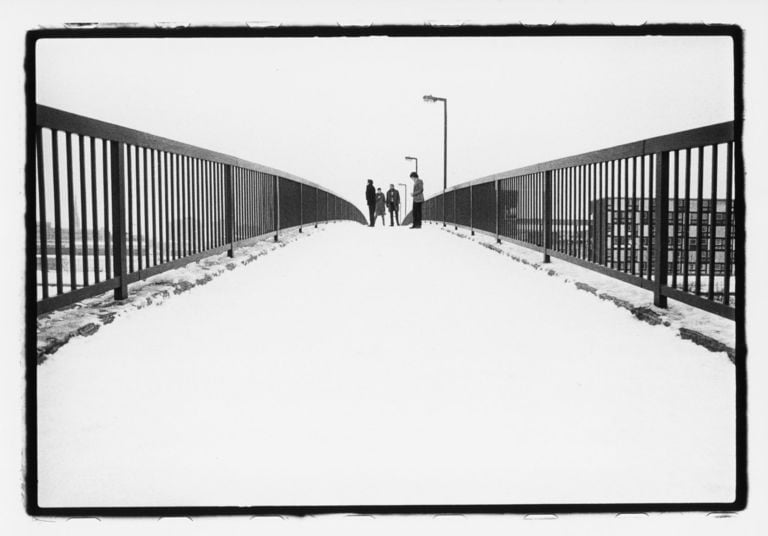 Kevin Cummins sound and vision from Manchester Joy Division Hulme 1979 Courtesy of Galleria ONO Arte contemporanea. @ Kevin Cummins Icone rock sotto i portici