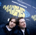 Kevin Cummins sound and vision from Manchester Shaun Ryder and Tony Wilson outside the Factory Records office Charles Street Manchester November 1989 Galleria ONO Arte contemporanea. Icone rock sotto i portici