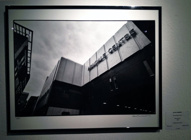 Kevin Cummins sound and vision from Manchester The Arndale Center Manchester 1983 Galleria ONO Arte contemporanea. @ Kevin Cummins Icone rock sotto i portici