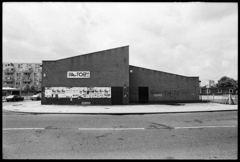 Kevin Cummins sound and vision from Manchester The FACTORY Hulme 1979 Courtesy of Galleria ONO Arte contemporanea. @ Kevin Cummins Icone rock sotto i portici