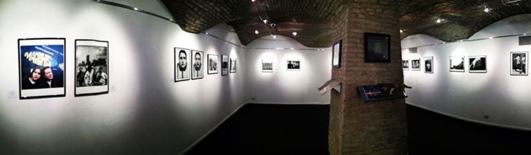 Kevin Cummins sound and vision from Manchester Veduta della mostra presso Galleria ONO Arte contemporanea Icone rock sotto i portici