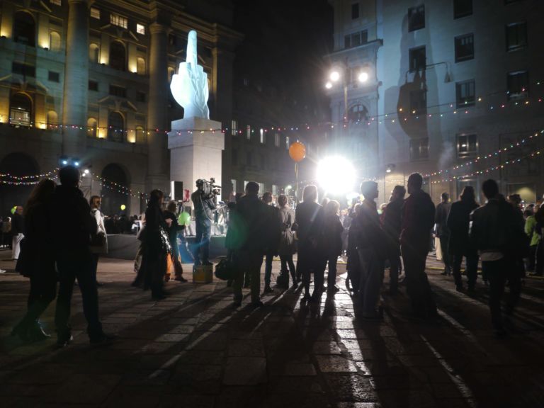 L.O.V.E. Maurizio Cattelan regala a Milano il suo dito medio, ovvero il suo L.O.V.E.. Si balla in Piazza Affari con Manolo e la sua orchestra: foto e video del party più kitsch dell’anno