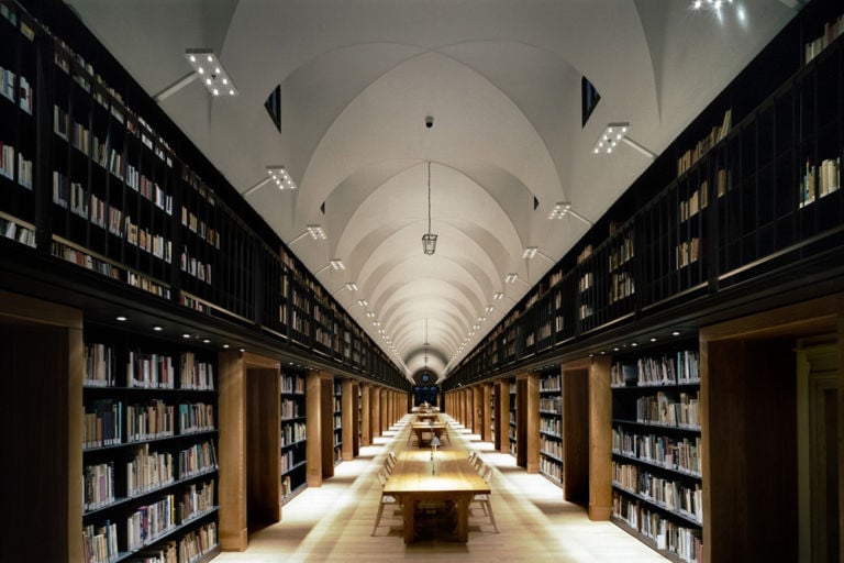 La biblioteca della Fondazione Cini rivista da Michele De Lucchi Alla salute di Gae Aulenti e Vittorio Gregotti. I decani dell’architettura italiana festeggiano in Triennale la Medaglia d’Oro alla Carriera. Premi anche per Vincenzo Latina e De Lucchi