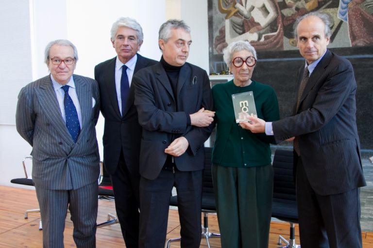 La premiazione di Aulenti Alla salute di Gae Aulenti e Vittorio Gregotti. I decani dell’architettura italiana festeggiano in Triennale la Medaglia d’Oro alla Carriera. Premi anche per Vincenzo Latina e De Lucchi