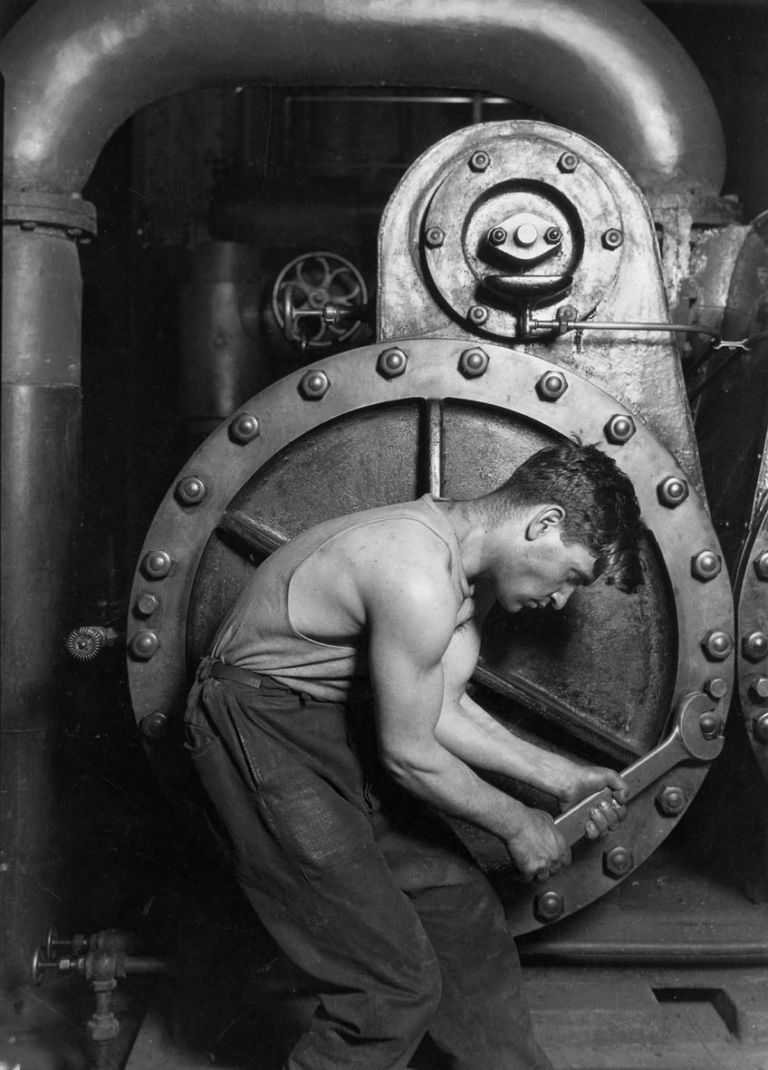 Lewis Hine Power house mechanic working on steam pump 1920 Fabbricare, fabbricare, fabbricare, preferisco il rumore del mare