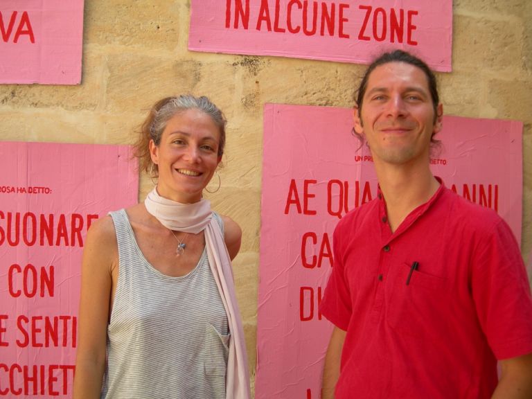 Lucia Babina e Emiliano Gandolfi di Cohabitation Strategies Le città cambiano? Meglio se dal basso. L’esperienza in fieri di Cohabitation Strategies, nel quartiere Santa Rosa a Lecce: l’arte avvicina cittadini e spazi urbani