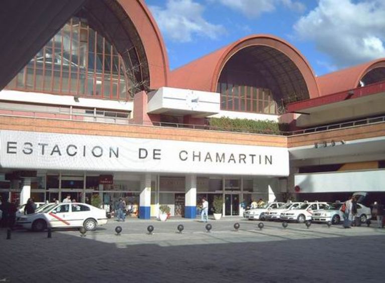 Madrid la stazione di Chamartin Art Digest: Phaidon, un editore da Urlo. Mille dollari per una cena con Yoko. Non è aria, Art Madrid butta il cuore oltre il 2013