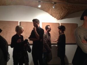 La pelle dell’arte. Marco Andrea Magni rilegge Bukowski alla galleria FuoriCampo di Siena, ecco le immagini dell’opening