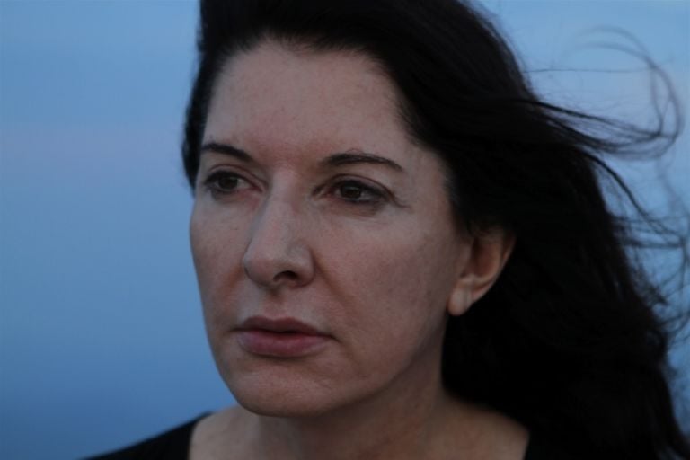 Marina Abramovic – The Artist is Present – HBO Documentary Film 2012 USA 105 Min. Directed by Matthew Akers Co produced by TBA21 Jeff Dupre Tutti gli invitati messi in camice bianco. Per lo specialissimo party di Marina Abramović: ecco il video da Vienna, Parco Augarten…