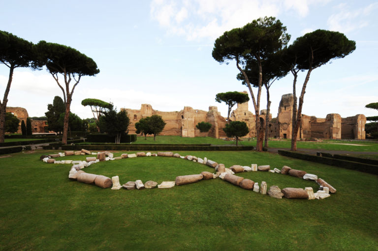 Michelangelo Pistoletto Il Terzo ParadisoTerme di Caracalla 1 Dalla moda milanese all’antichità imperiale. Transfert vertiginoso per Il Terzo Paradiso di Pistoletto, che approda a Roma alle Terme di Caracalla: ecco le foto esclusive del backstage con Michelangelo a lavoro