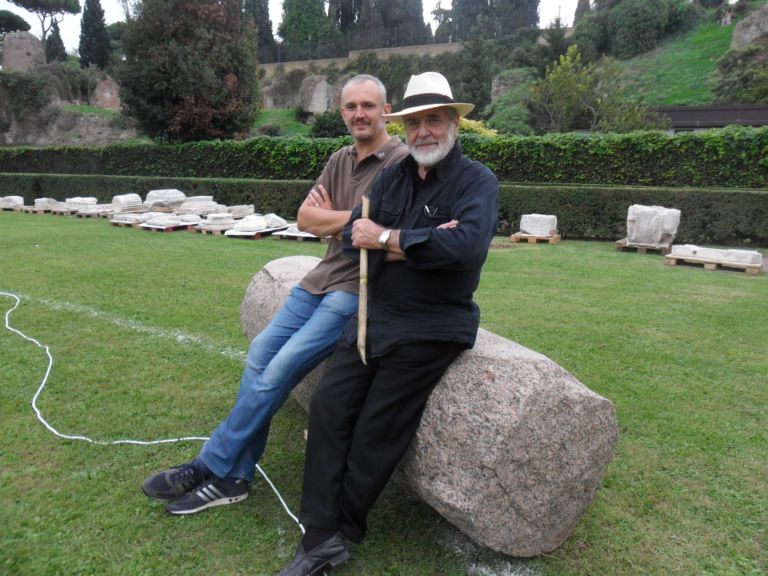 Michelangelo Pistoletto e Sergio Teruzzi Terme di Caracalla Dalla moda milanese all’antichità imperiale. Transfert vertiginoso per Il Terzo Paradiso di Pistoletto, che approda a Roma alle Terme di Caracalla: ecco le foto esclusive del backstage con Michelangelo a lavoro