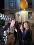 Orio Vergani con cane Maurizio Cattelan regala a Milano il suo dito medio, ovvero il suo L.O.V.E.. Si balla in Piazza Affari con Manolo e la sua orchestra: foto e video del party più kitsch dell’anno