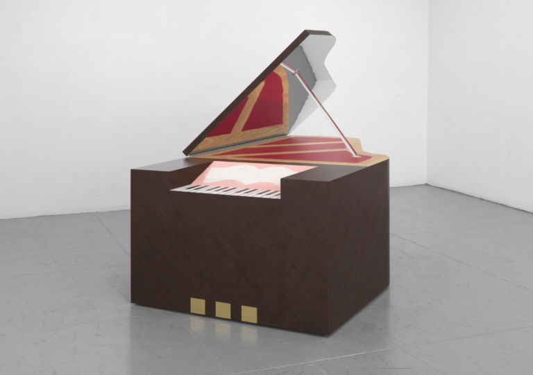 Piano Grande 2012.© Richard Artschwager SIAE Italy.Cortesy Gagosian Gallery. Photo Rob McKeever Artschwager: l’altra via del Pop