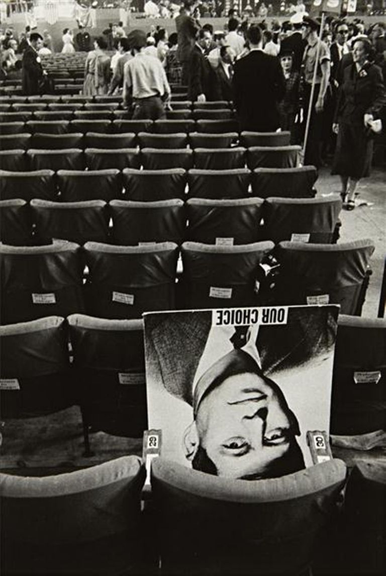 Robert Frank Chicago Convention 1956 Fotografare il mercato della fotografia, roba per Phillips de Pury, che riparte con le aste newyorkesi. E con nomi come Edward Weston, Alfred Stieglitz, Irving Penn…