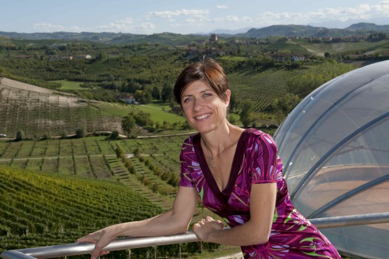 Roberta Ceretto Esterno MonsordoBernardina2 bassa Ceretto, il vino, l’alta gastronomia e l’arte contemporanea