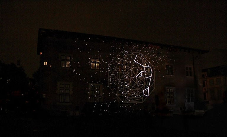Romain Tardy PAGAN 04 800 L'arte del videomapping. Incantesimo di suono, video e luce: a Tolosa ha debuttato una straordinaria opera live, concepita dal genio di Romain Tardy. Ecco il video