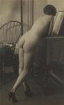 Standing Nude with Chair di Paul Outerbridge Jr Fotografare il mercato della fotografia, roba per Phillips de Pury, che riparte con le aste newyorkesi. E con nomi come Edward Weston, Alfred Stieglitz, Irving Penn…