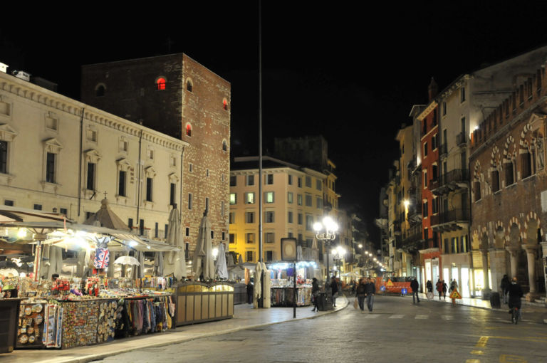 Stefano Cagol A Love Affair 6 Verona Updates: strani bagliori da una finestra, a Piazza delle Erbe. Un incendio? No, sono Romeo e Giulietta “riscritti” da Stefano Cagol. Che intanto prepara un progetto speciale per Milano…