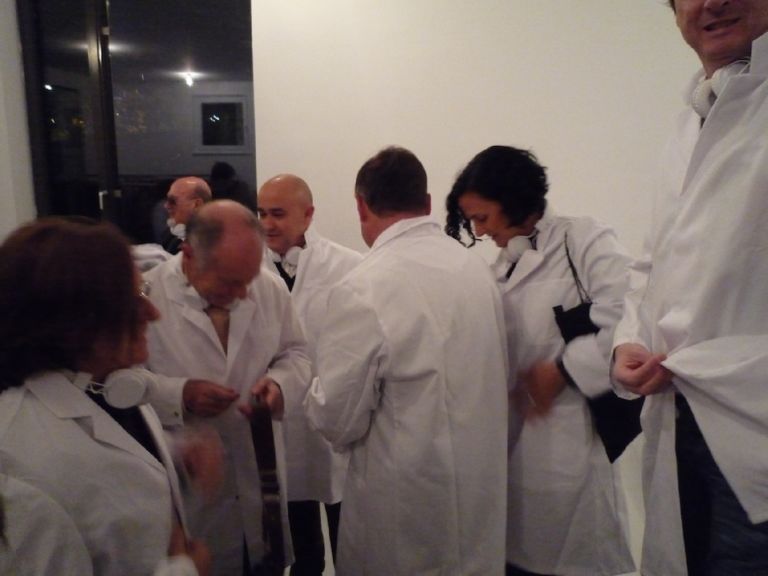TBA 21 Augarten – Il pubblico si prepara per la performance di Marina Abramovic Tutti gli invitati messi in camice bianco. Per lo specialissimo party di Marina Abramović: ecco il video da Vienna, Parco Augarten…