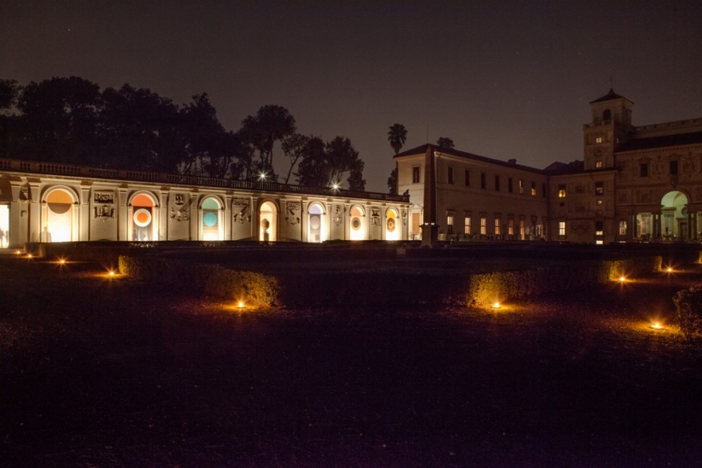 A “teatro”, a Trinità dei Monti. Ci sono gli open studios dei borsisti di Villa Medici, e qui ci sono tante immagini della prima serata romana