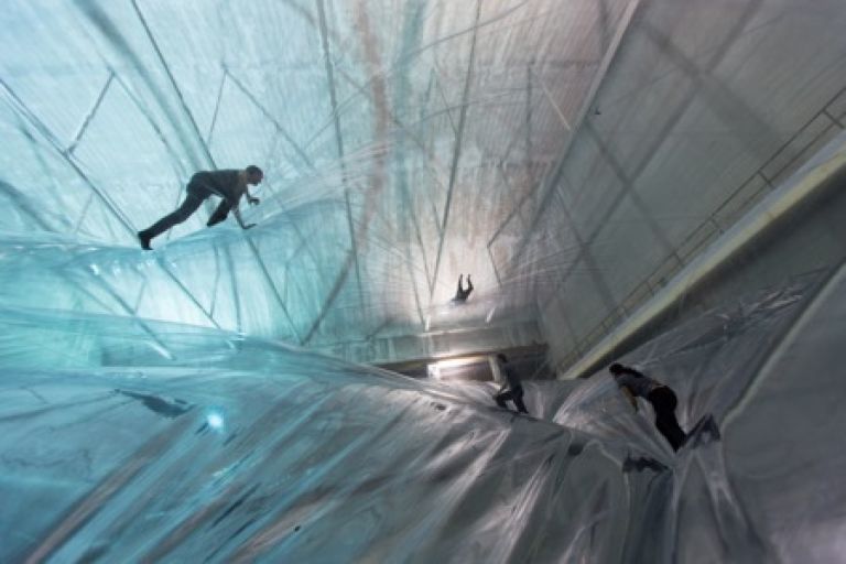 Tomás Saraceno On Space Time Foam 2012 Immagini dell’installazione in HangarBicocca Foto di Alessandro Coco Courtesy Fondazione HangarBicocca Milano 3 L’Hangar Bicocca? È sospeso, fluttuante sopra le isole Maldive. Inaugurato lo spettacolare progetto di Tomás Saraceno, ecco tante foto…