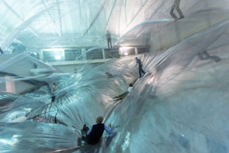 Tomás Saraceno On Space Time Foam 2012 Immagini dell’installazione in HangarBicocca Foto di Alessandro Coco Courtesy Fondazione HangarBicocca Milano 4 L’Hangar Bicocca? È sospeso, fluttuante sopra le isole Maldive. Inaugurato lo spettacolare progetto di Tomás Saraceno, ecco tante foto…