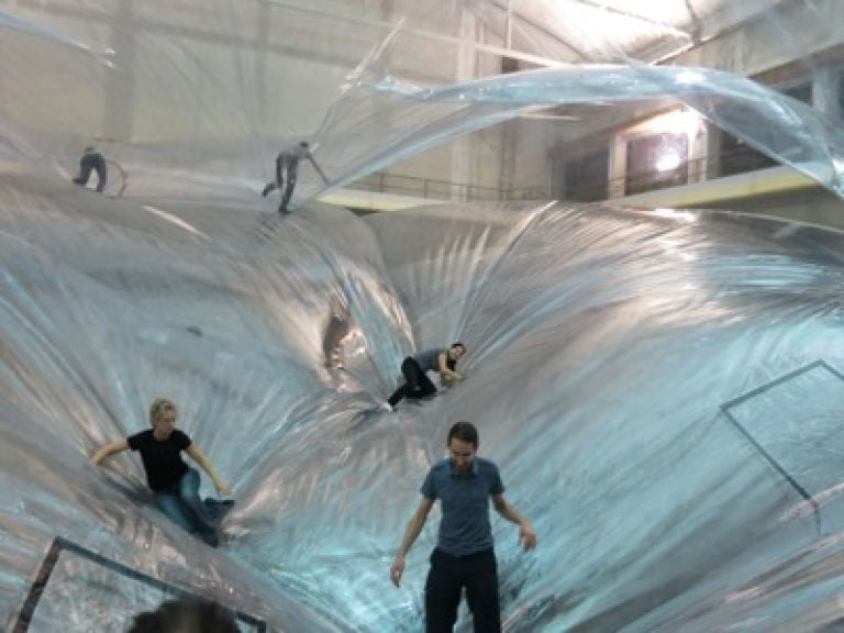 Tomás Saraceno On Space Time Foam 2012 Immagini dell’installazione in HangarBicocca Foto di Alessandro Coco Courtesy Fondazione HangarBicocca Milano 1 L’Hangar Bicocca? È sospeso, fluttuante sopra le isole Maldive. Inaugurato lo spettacolare progetto di Tomás Saraceno, ecco tante foto…