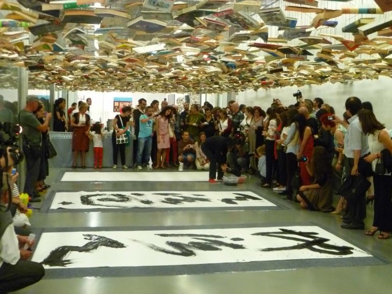 Transformation a View on Chinese Contemporary Art inaugurazione presso Istanbul Modern performance di Wang Dongling Istanbul vista dalla Contemporary Art Fair. Intervista con Ali Güreli