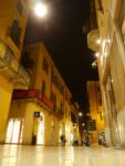 Verona via Mazzini by night Verona Updates: dal tramonto all’alba, l’arte a Verona non dorme mai. Dall’aperitivo in musica con fino alle fantasmagoriche proiezioni di Tony Ousler