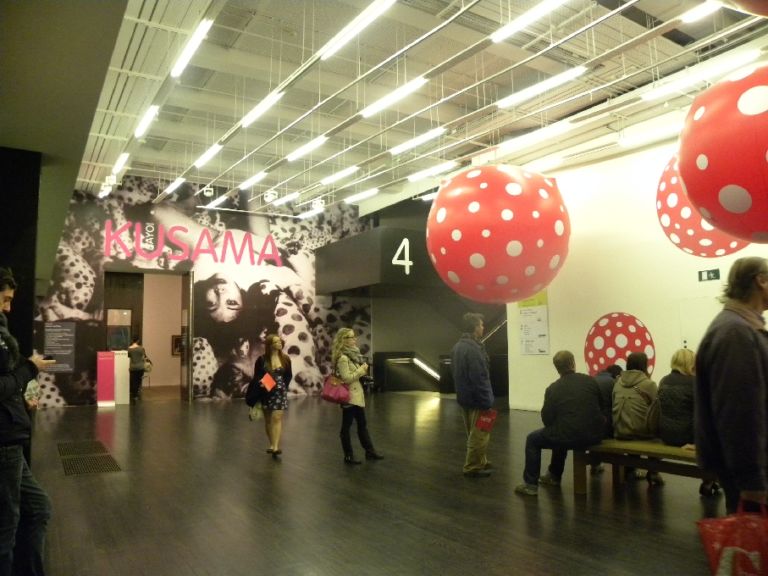 Yayoi Kusama alla Tate modern 2 London Updates: dai musei ai grandi magazzini, impazza la Kusama fever. I pois dell’ottuagenaria giapponese vanno in vetrina anche da Selfridges