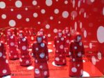 Yayoi Kusama da Selfridges 1 London Updates: dai musei ai grandi magazzini, impazza la Kusama fever. I pois dell’ottuagenaria giapponese vanno in vetrina anche da Selfridges